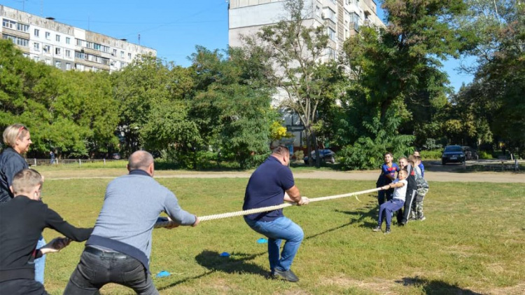Накануне дня физкультуры стронгмен Александр Лашин показал мастер-класс для школьников