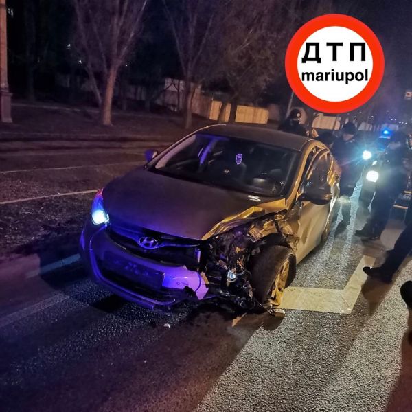 На Набережной в Мариуполе пьяный водитель врезался в отбойник