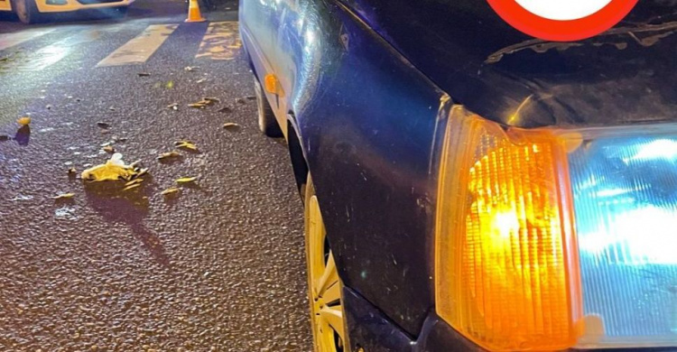 Автомобиль сбил женщину на пешеходном переходе в Мариуполе