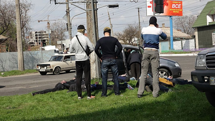 За вымогательство 20 тысяч долларов в Мариуполе осудят троих иностранцев и двоих украинцев (ФОТО)