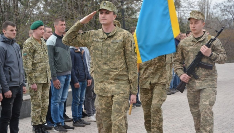 В Мариуполе призывников торжественно провели в Вооруженные силы Украины (ФОТО)