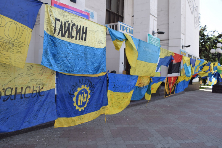 Флаги из 400 городов Украины вывесили в центре Мариуполя (ФОТО)