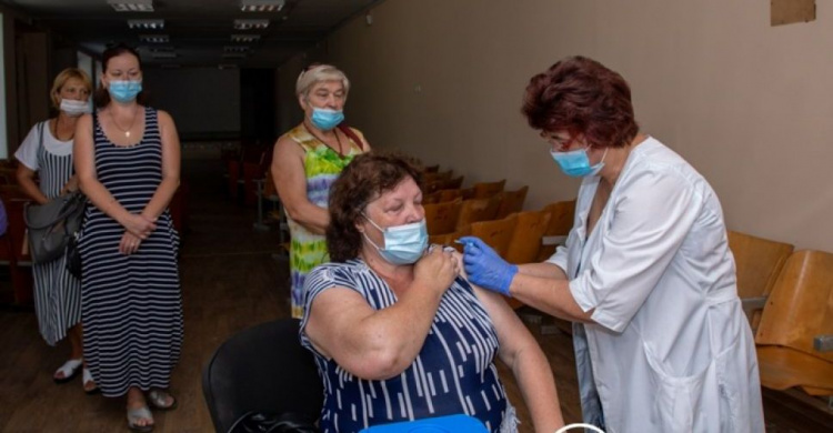В Мариуполе вакцинируют учителей. Сколько педагогов нужно привить от COVID-19 для работы школ офлайн?
