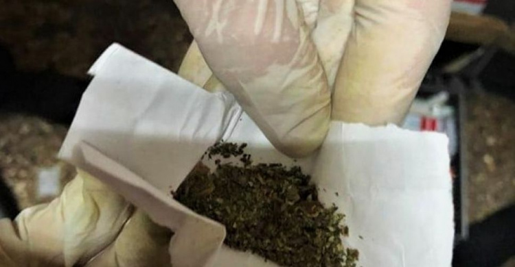 Каннабис в сигаретах: в Мариупольском изоляторе торговали наркотиком