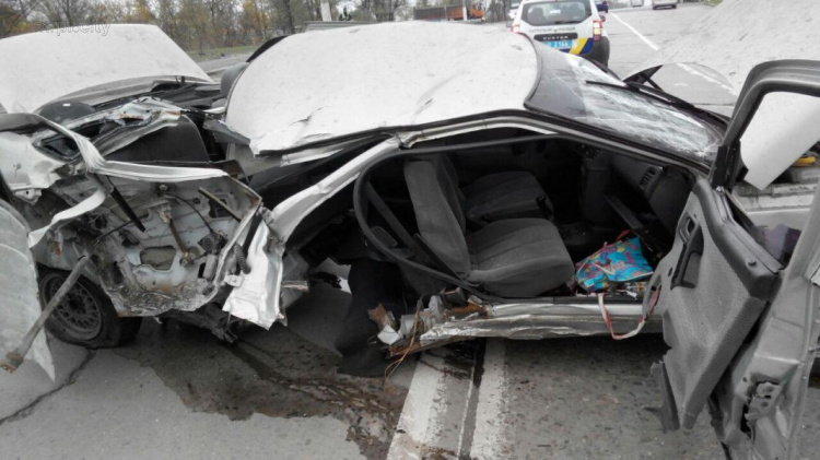 При ДТП в Мариуполе автомобиль едва не раскололся пополам (ФОТО)