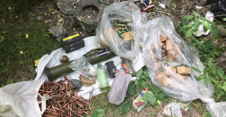 В Мариуполе у центральной свалки обнаружены боеприпасы (ФОТО)
