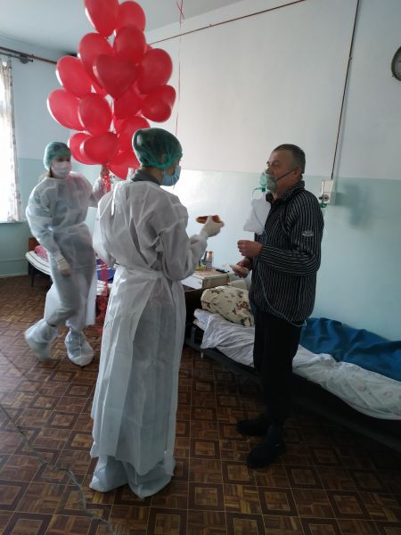 В Мариуполе пациентов «ковидной» больницы поздравили с Днем святого Валентина