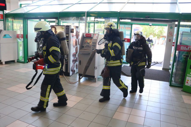 «Пожар» в торговом центре в Мариуполе: спасатели определили главную опасность (ФОТО+ВИДЕО)