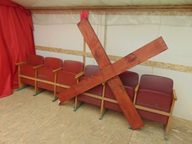 В центре Мариуполя восстановят крест, сломанный вандалами в выходные (ФОТО)
