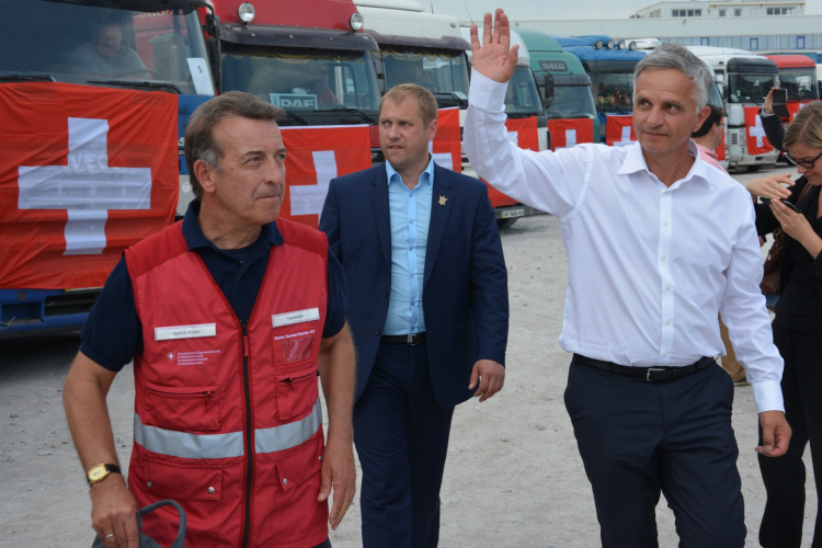 Швейцарцы в Мариуполе передали средства для очистки воды в Донецкой области (ФОТО-ДОПОЛНЕНО)