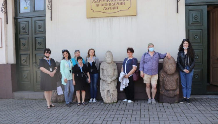 В Мариуполе впервые организовали экскурсию для людей с нарушениями зрения