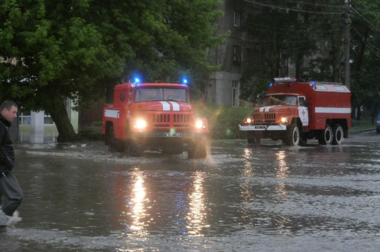 В Мариупольском районе затопило автомобили и жилье, ребенок и две женщины не могли выбраться из дома