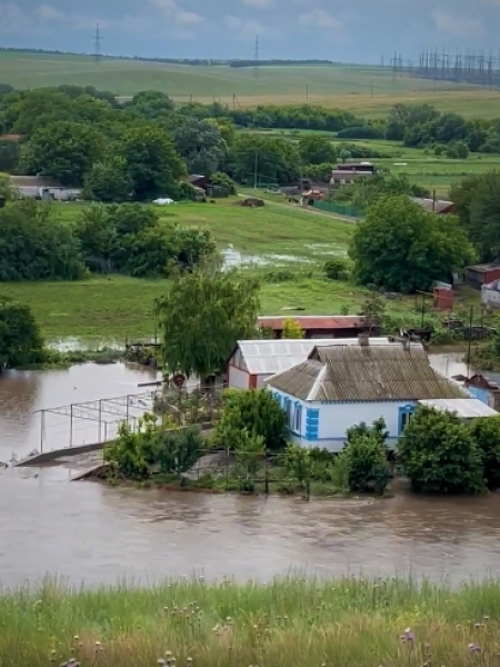 В Мариупольском районе прорвало плотину. Затоплено село