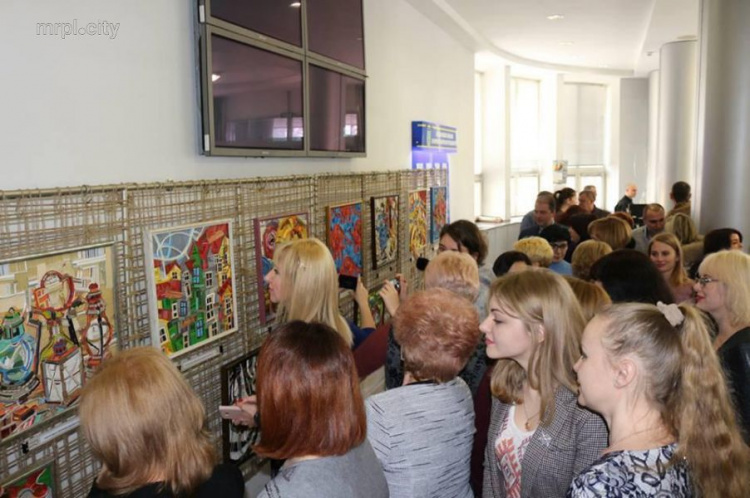 Искусство из проводов: в Мариуполе открылась необычная выставка (ФОТО)