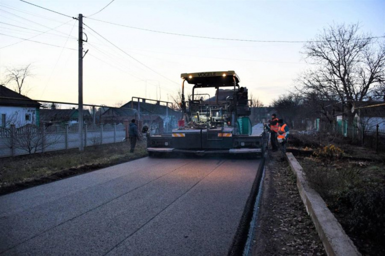 Ремонт дороги и замена освещения в селах Мариупольского района
