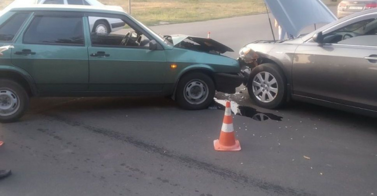 В Мариуполе водитель не уступил дорогу и устроил тройное ДТП
