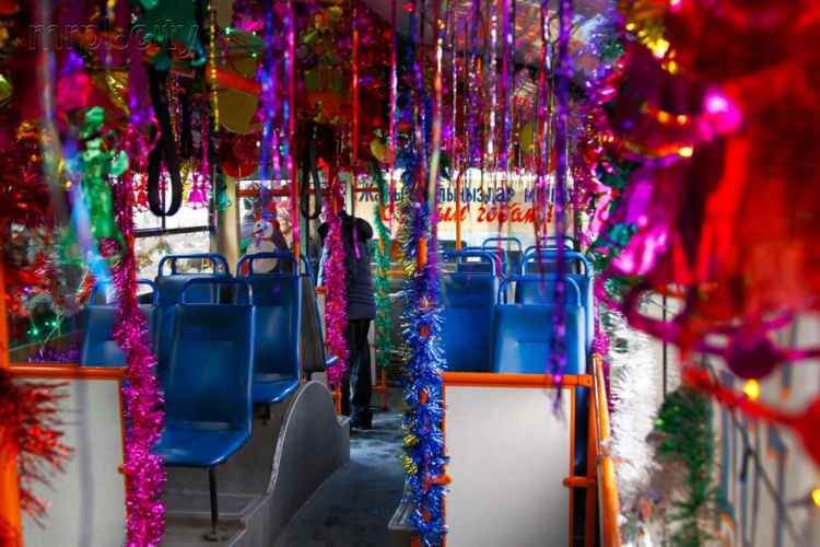 Хористы Мариуполя споют колядки в Рождественском троллейбусе