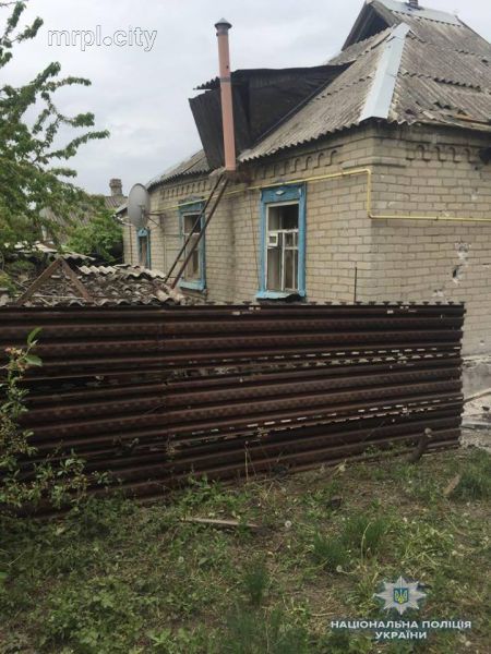 На Донбассе под обстрел попали жилые дома (ФОТО)