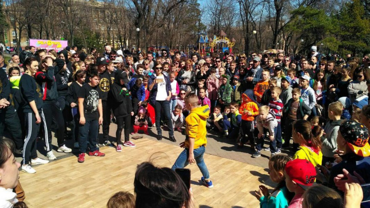 Пасхальные гулянья в Мариуполе: песни, соревнования и битва яйцами (ФОТО+ВИДЕО)