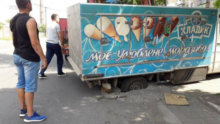 В Мариуполе провалился фургон с мороженым (ФОТО)