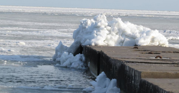 На замершем в марте море у Мариуполя выросли торосы (ФОТО)
