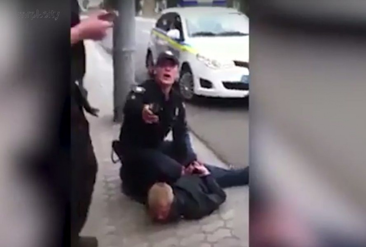 Видео кровавой потасовки  полицейских с водителем в Мариуполе очевидцы выложили в сети (ФОТО+ВИДЕО)