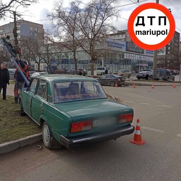 Сломанный светофор и смятые машины – результат ДТП в Мариуполе