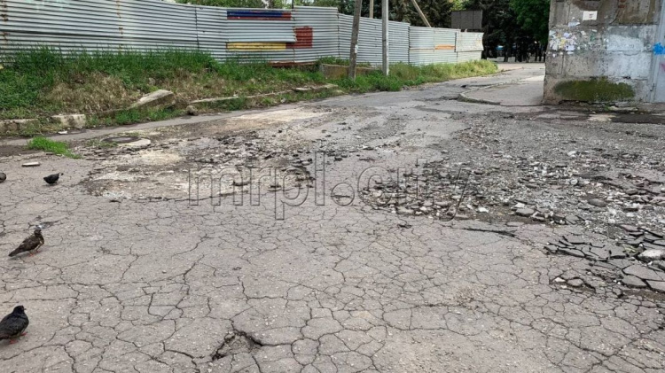 Затопленный подъезд и смытый асфальт: последствия непогоды в Мариуполе