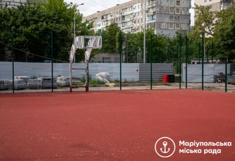 Мини-футбол, теннис и воркаут: в трех школах Мариуполя создадут современные спортивные площадки
