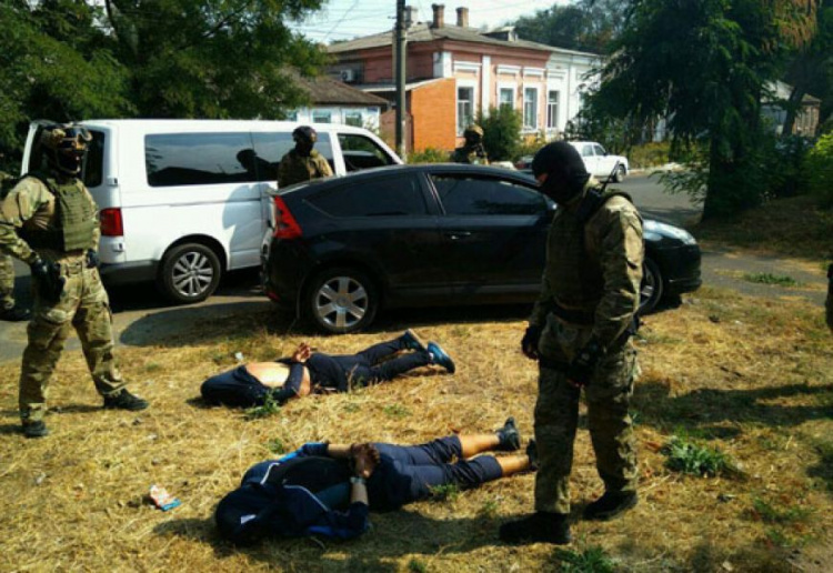 Спецназовцы задержали в Мариуполе банду опытных квартирных воров (ФОТО)