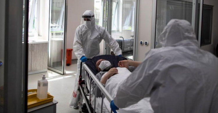 В Украине от начала пандемии зафиксировали почти 2 млн случаев COVID-19