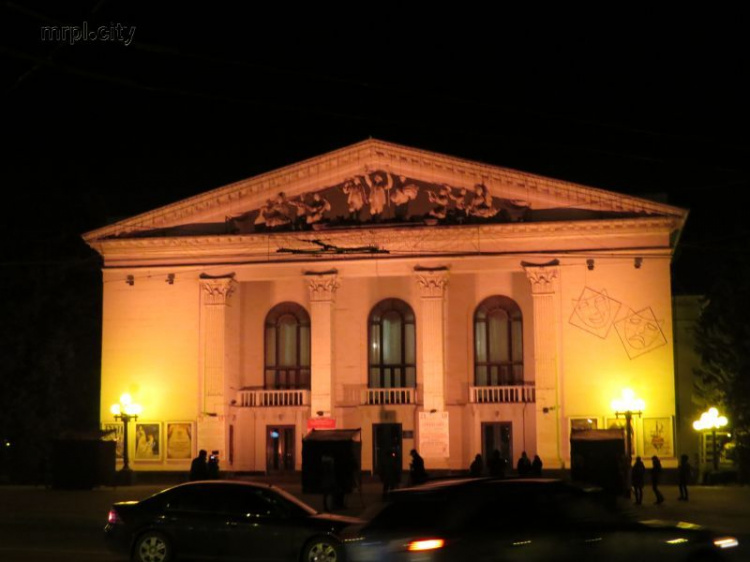 Мариупольский драмтеатр стал оранжевым (ФОТОФАКТ)