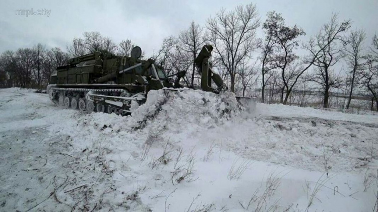 В Донецкой области город попал в снежную блокаду. Помогла военная техника (ФОТО)