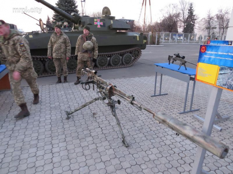 Петру Порошенко показали в Мариуполе двухметровую «Бендеровку» и смертельного робота (ФОТО)