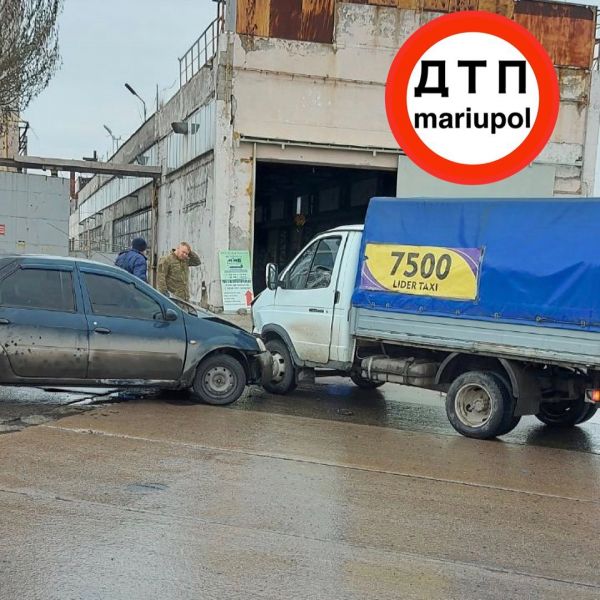 В Мариуполе водитель «Dacia» вылетел на «встречку» и врезался в «Газель»