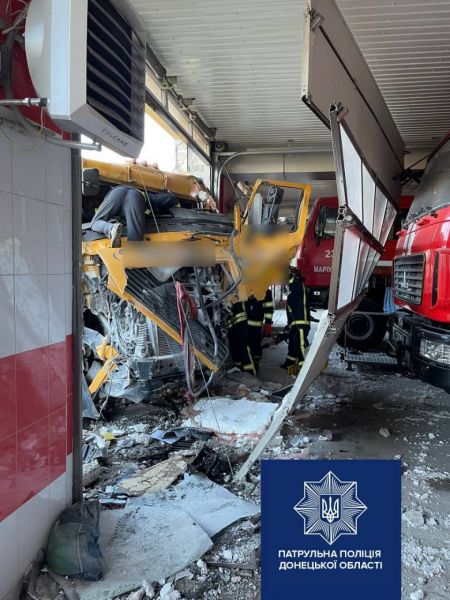 В Мариуполе грузовик врезался в пожарную часть