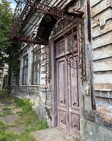 Еще одну дверь в старом Мариуполе ждет реставрация: как помочь в восстановлении