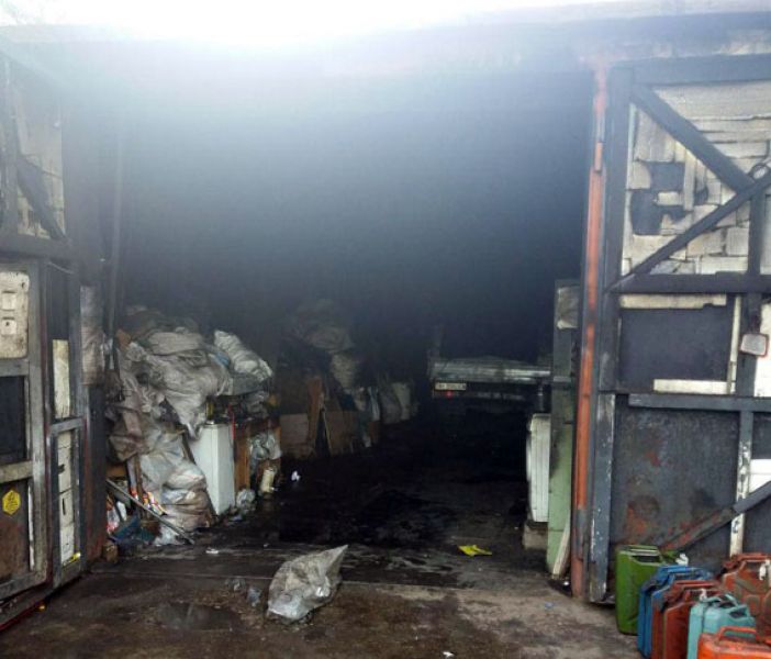 При пожаре в пункте приема стеклотары в Мариуполе погибли люди (ФОТО)
