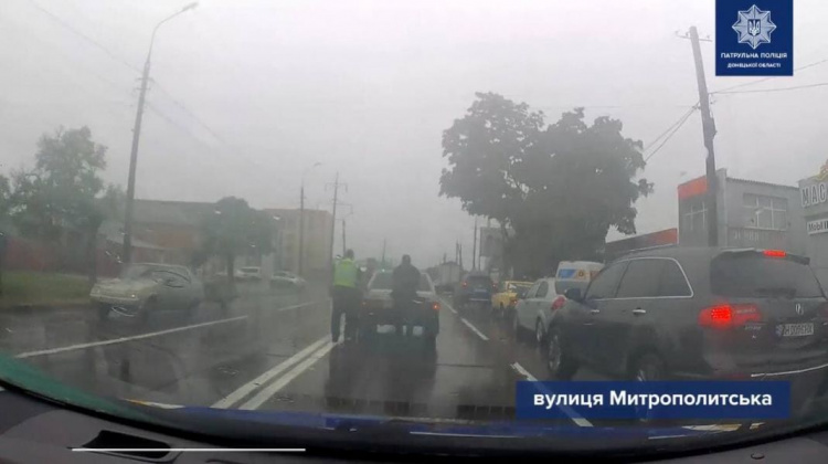 Посреди дороги в Мариуполе застрял автомобиль