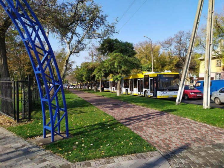 Мариупольцам показали, как выглядит новый муниципальный транспорт города (ФОТО)