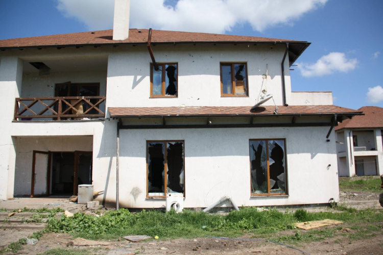 Жилой сектор поселка под Мариуполем попал под обстрел (ФОТО+ВИДЕО)