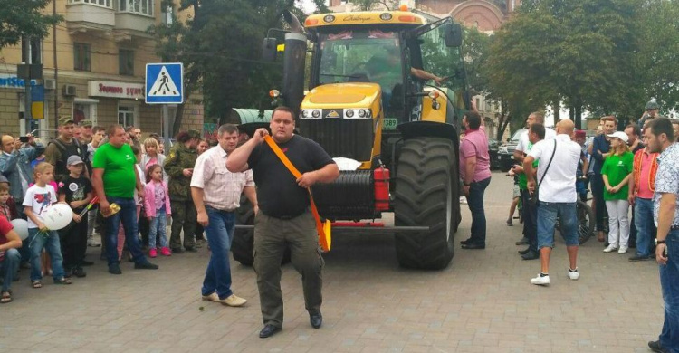 Александр Лашин на спортивном празднике в Мариуполе протянул 16-тонный трактор (ФОТО+ВИДЕО)