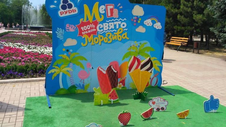 В Мариуполь привезли тонну «сладкого холода»: как прошел Праздник Мороженого «РУДЬ» (ФОТО+ВИДЕО)