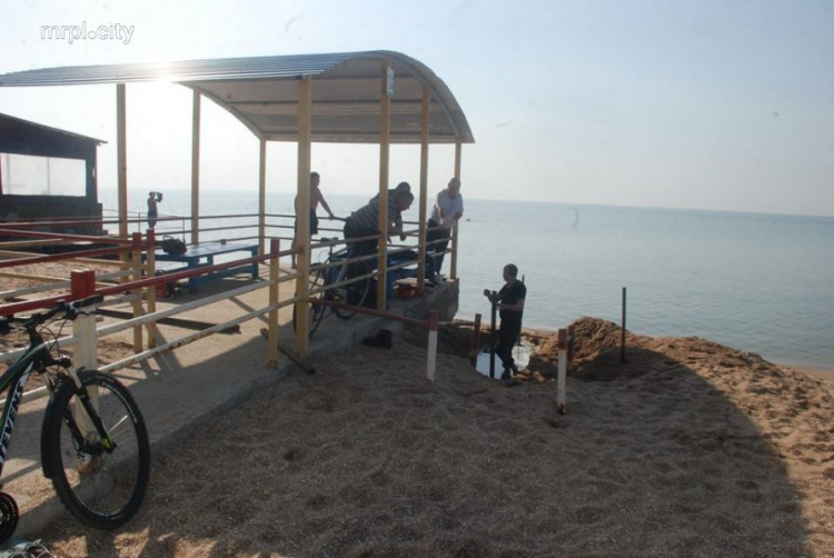 Спуск к морю на пляже для лиц с инвалидностью в Мариуполе оборудовали пандусом (ФОТО)