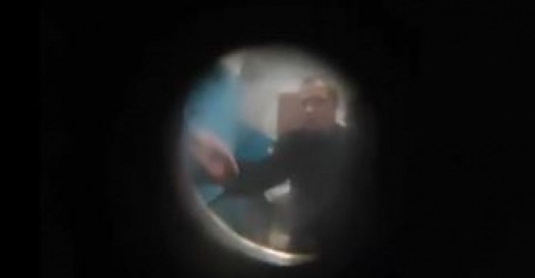 Видео с убийцей и его дочерью-заложницей в подъезде мариупольского дома сняли очевидцы