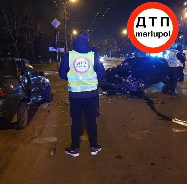 Опрокинулся от удара: в Мариуполе «ВАЗ» влетел в «Mercedes»