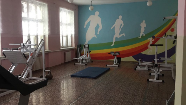 Победители «Школы Николая Сталеварова» в Мариуполе завершают ремонт спортзала (ФОТО)