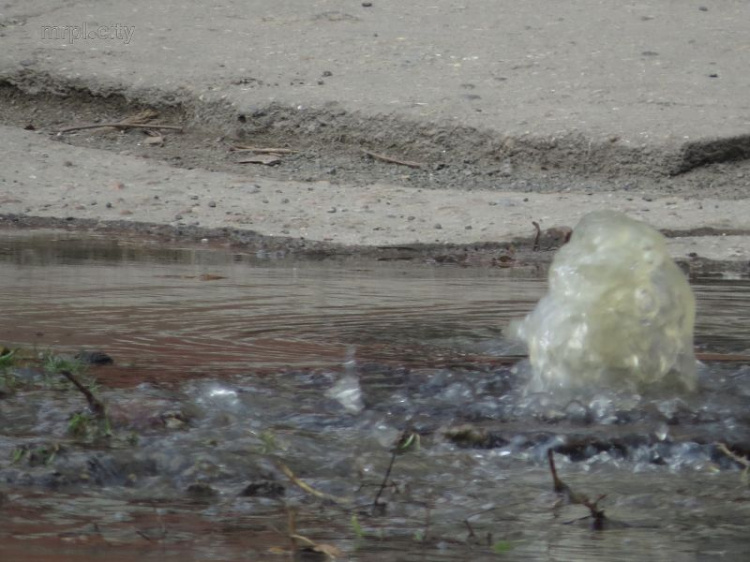 В  Мариуполе забил канализационный гейзер, потоки воды хлынули на сотни метров по улице (ФОТОФАКТ)