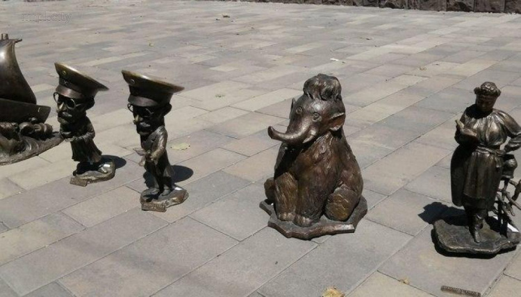 Стало известно, где «поселились» новые мини-скульптуры в Мариуполе (ФОТО+ВИДЕО)