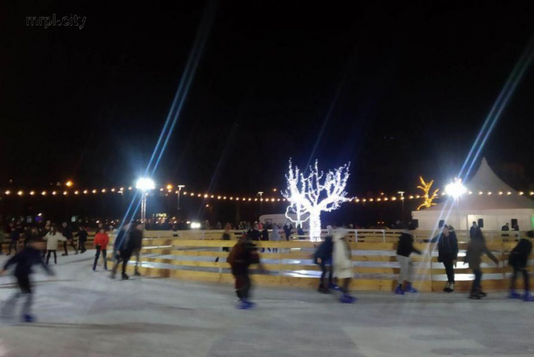 В Мариуполе в День святого Николая открыли кольцевой каток (ФОТО+ВИДЕО)